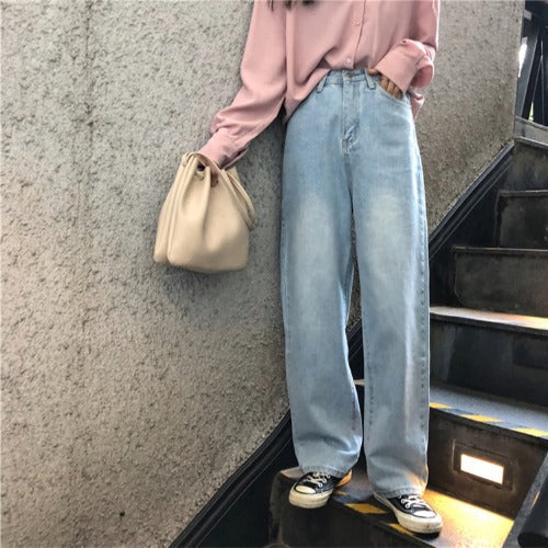 Jeans Anchos de Tiro Alto Estilo Retro Mujer - look con jersey rosa y bolso, vista frontal