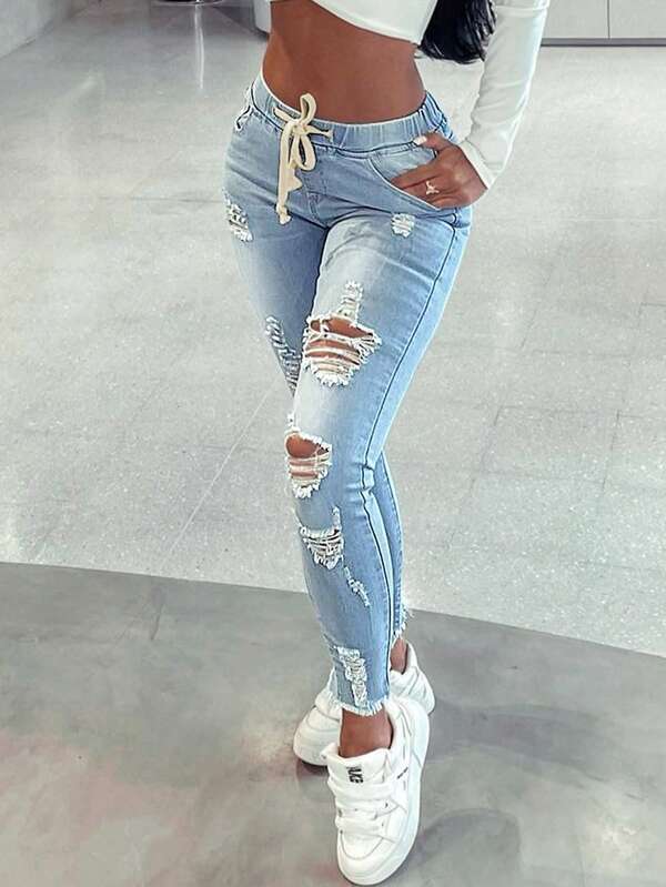 Jeans de Alta Elasticidad para Mujer - azul claro rasgados, look con zapatillas