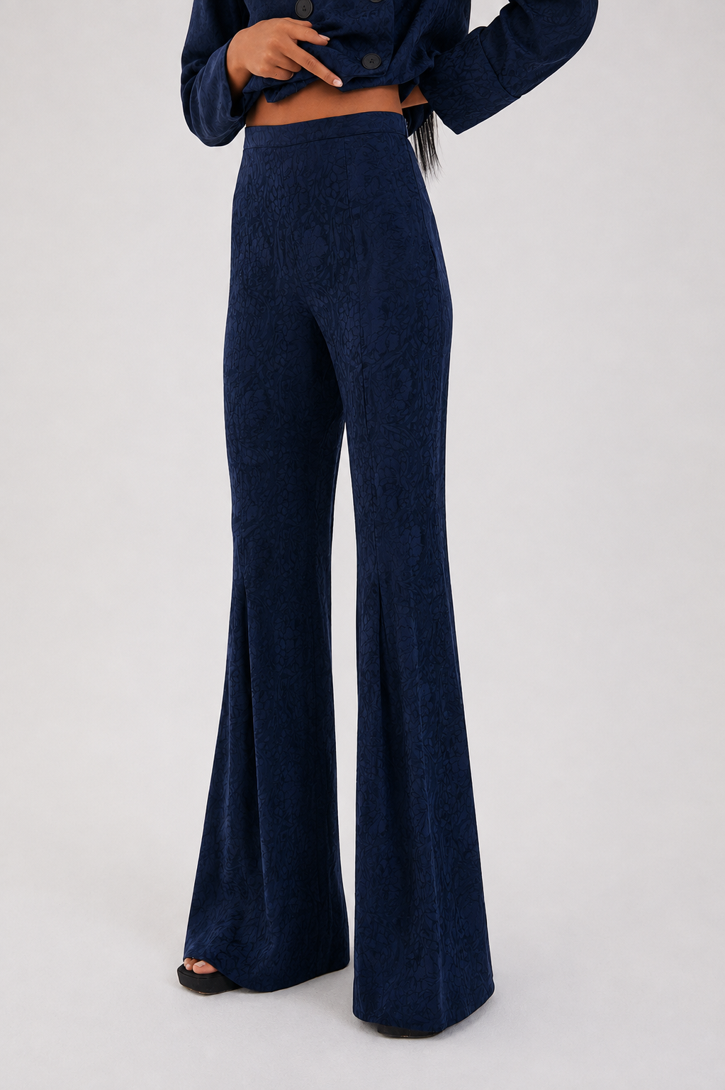 Pantalón Jacquard Retro Marino - en azul marino, vista frontal con modelo