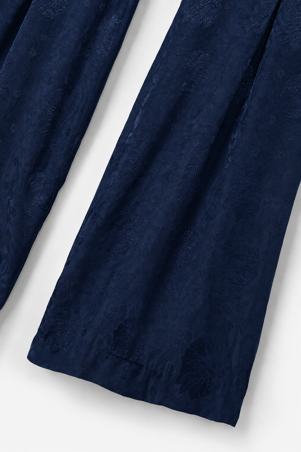 Pantalón Jacquard Retro Marino - detalle del jacquard en la pierna acampanada