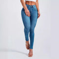 Jeans Skinny Elásticos de Tiro Alto para Mujer - vista frontal con top blanco