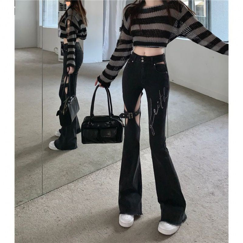 Jeans Negros Rasgados de Tiro Alto para Mujer - look con jersey de rayas y bolso negro