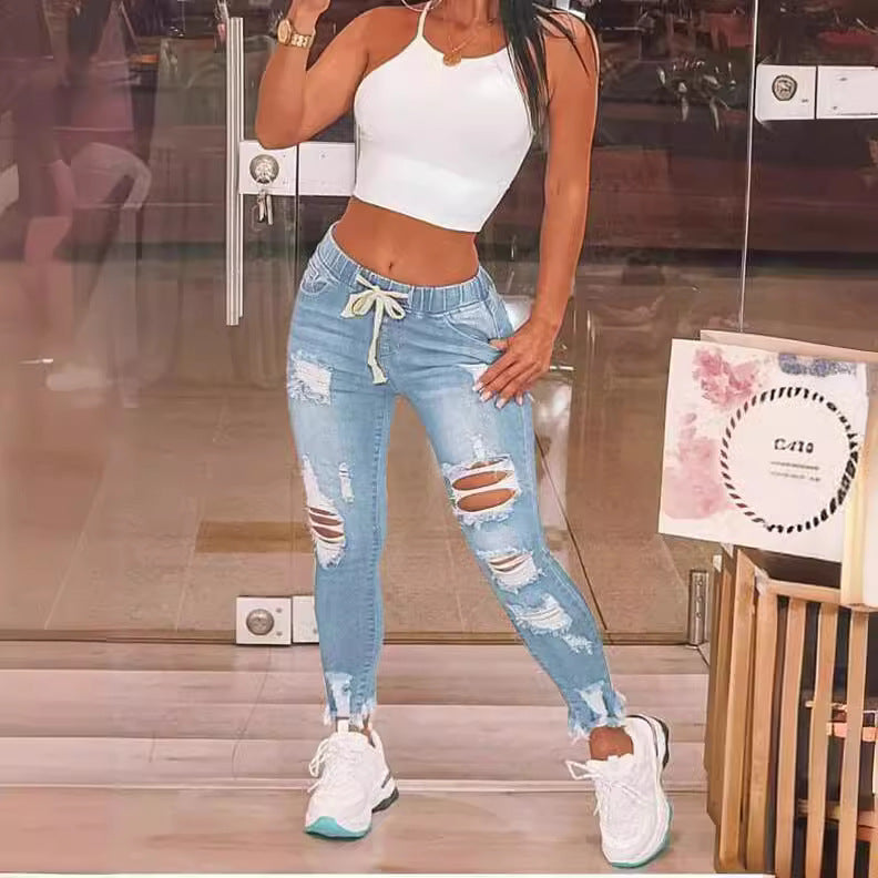 Jeans de Alta Elasticidad para Mujer - azul claro rasgados con top blanco, vista frontal