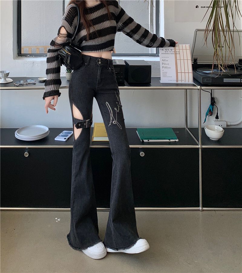 Jeans Negros Rasgados de Tiro Alto para Mujer - cuerpo entero con jersey de rayas