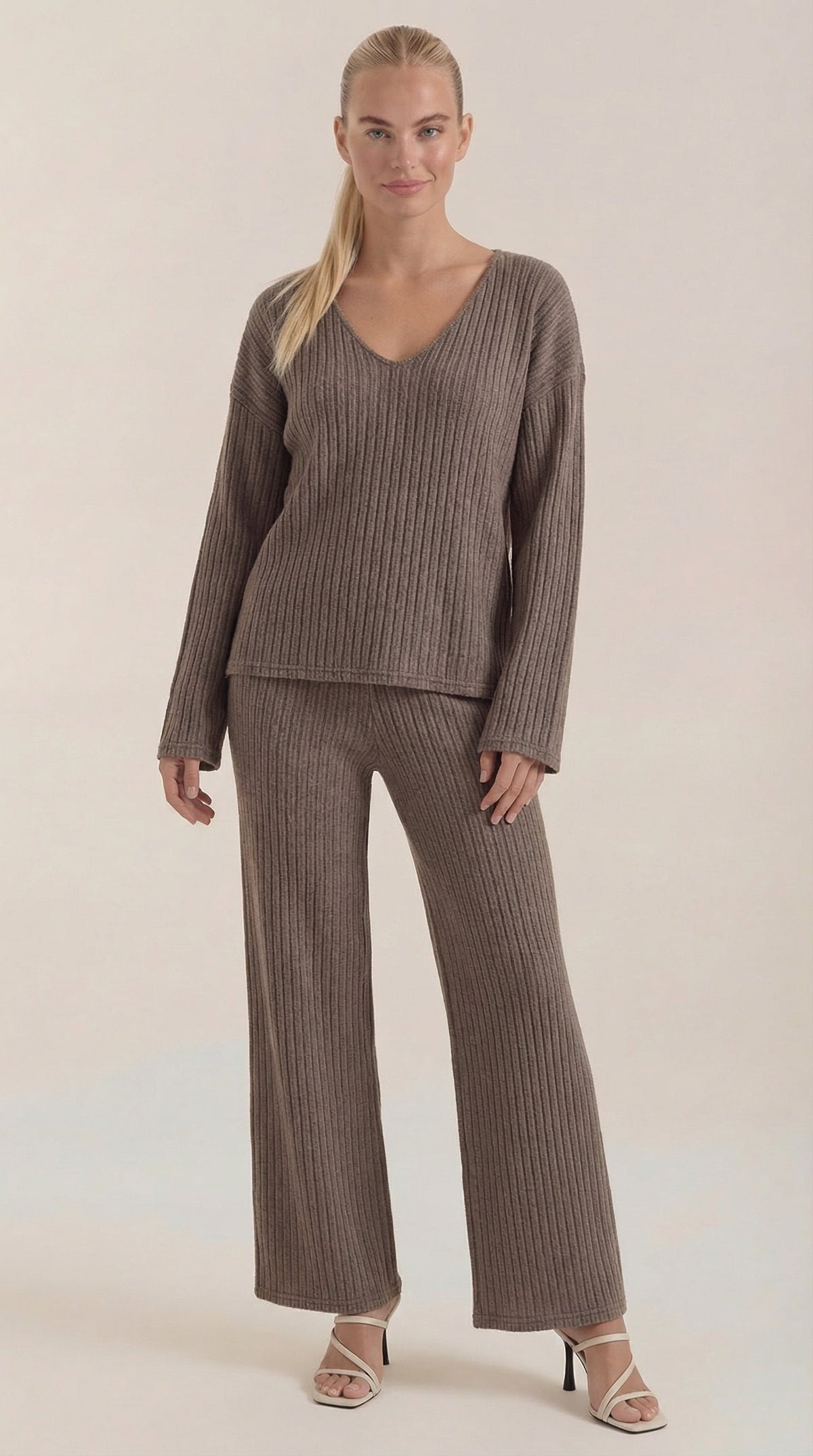 Conjunto de Punto Escote en V Mujer