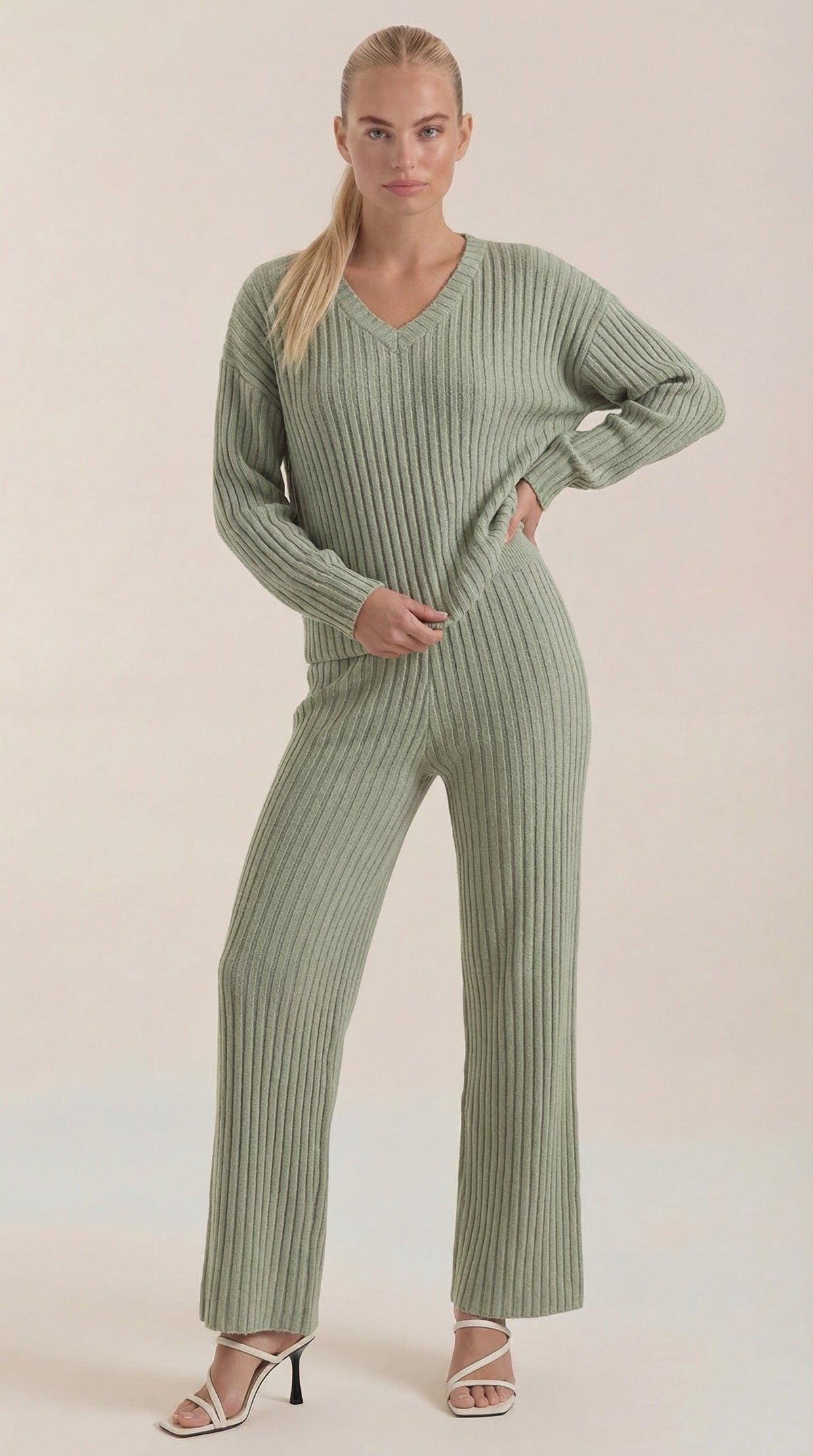 Conjunto de Punto Escote en V Mujer