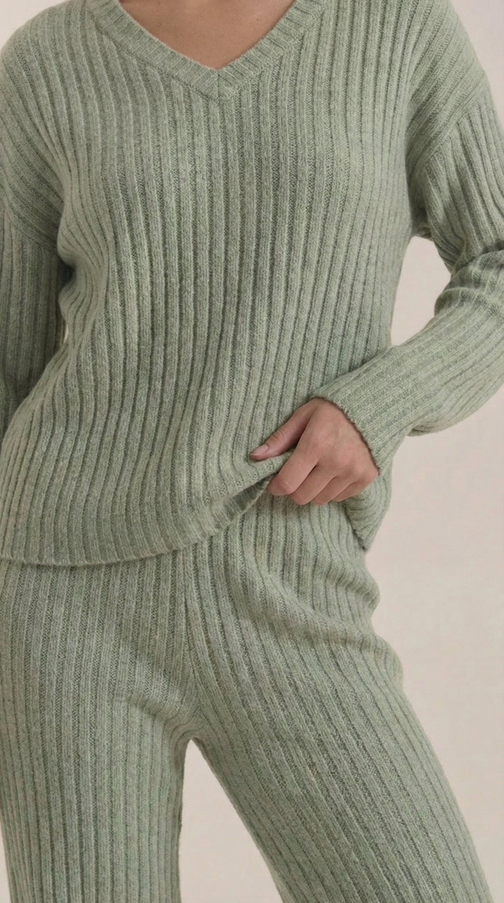 Conjunto de Punto Escote en V Mujer
